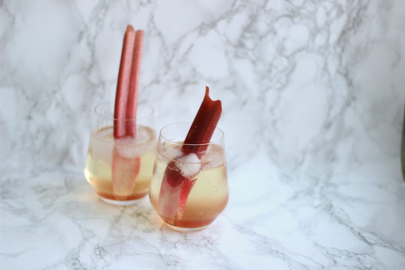 Rhabarber Fizz – Cocktail Rezept für den Sommer